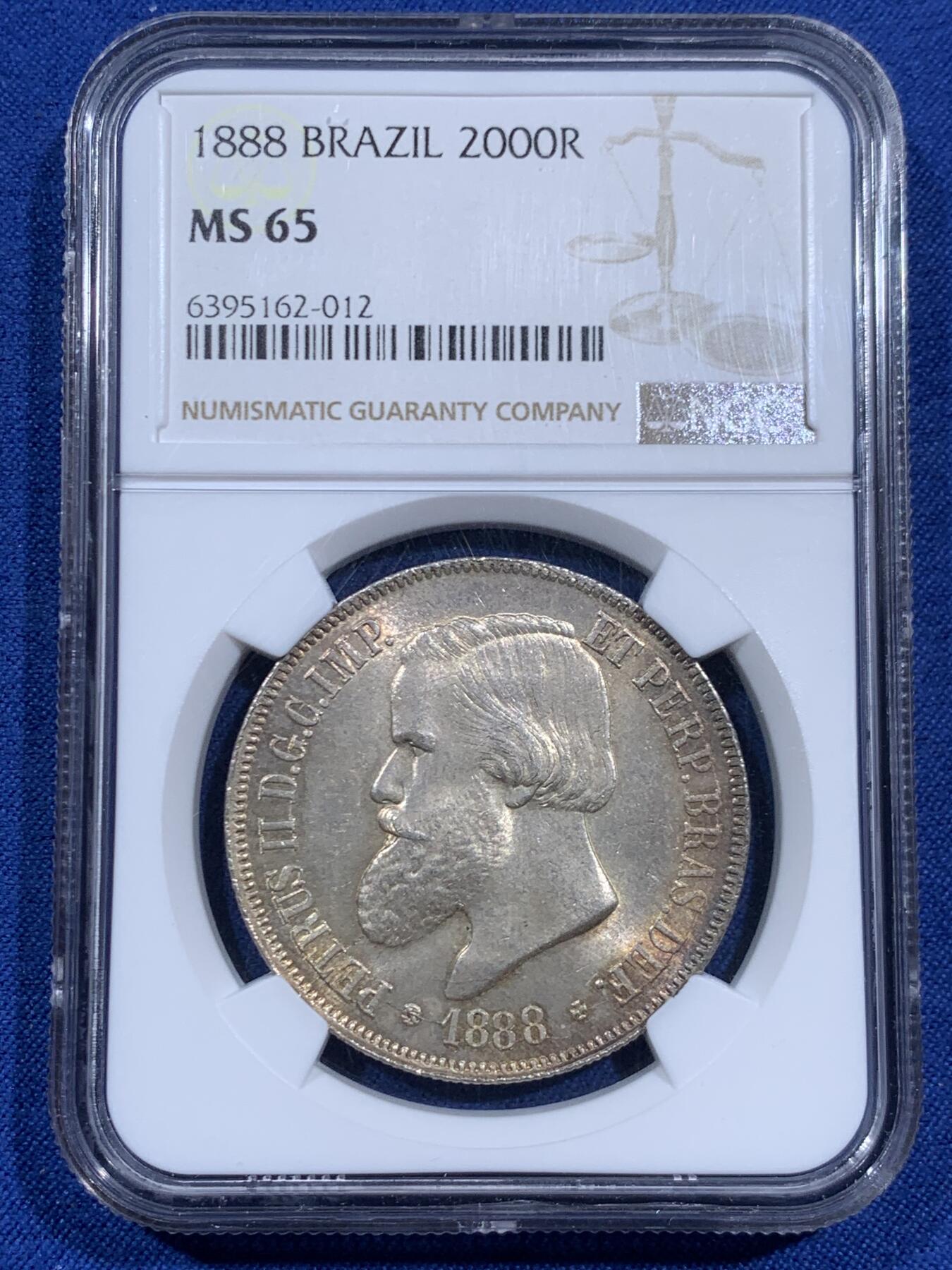 《竞宝斋》第460场 周日，周一，2场连拍 （全场包邮）欢迎送拍 NGC MS65 巴西1888年佩德罗二世2000瑞斯银币 顶级原光五彩 丝绸底板 高分稀少 1888发财年份