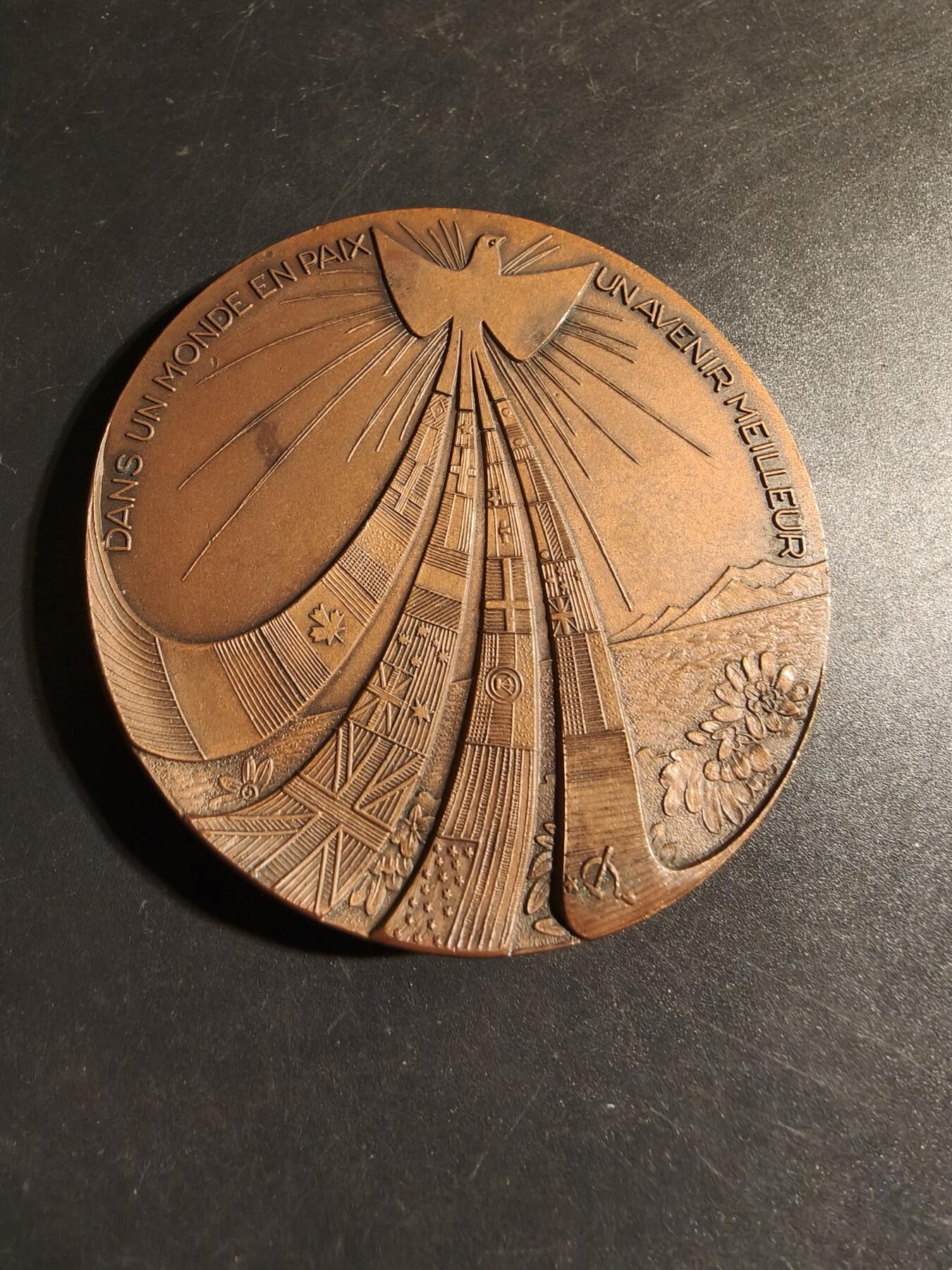 老王徽章第178期 法国1939-45战争大铜章    原盒    直径68mm    重量167.9g    该章放射状设计包含有特定的法国二战战功卓著的单位如:第10军、第2装甲师、FFI、自由法国运动等著名的抵抗组织
