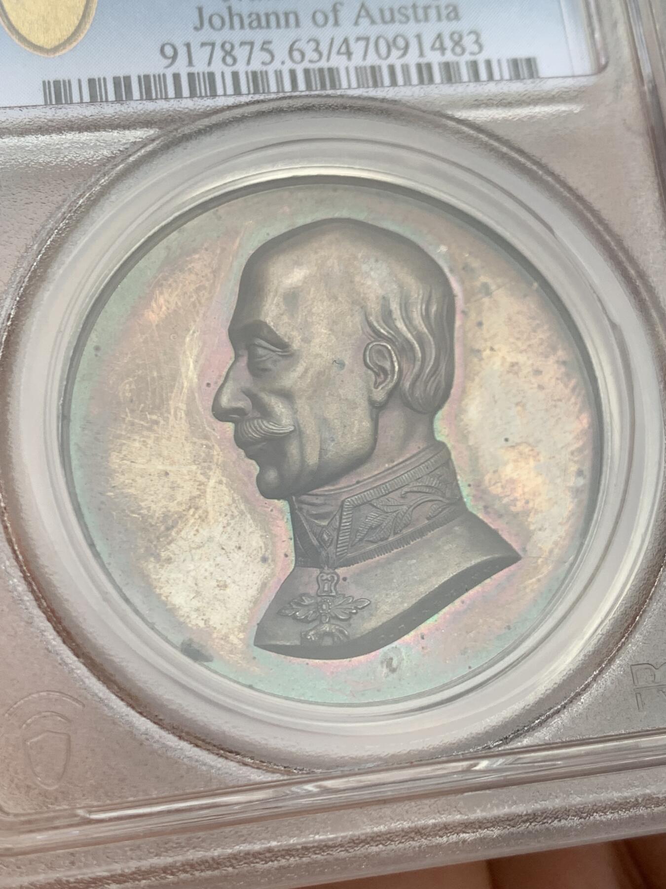 《竞宝斋》第460场 周日，周一，2场连拍 （全场包邮）欢迎送拍 PCGS SP63 德国1849年奥地利大公约翰纪念银章，该章是法兰克福自由市表彰其在德意志邦联议会中的贡献。大公约翰是奥地利哈布斯堡家族成员，在1848年革命期间被选为德意志邦联的摄政王，负责协调各邦国事务。加厚盒，盒子有裂，包浆五彩，细节见图。