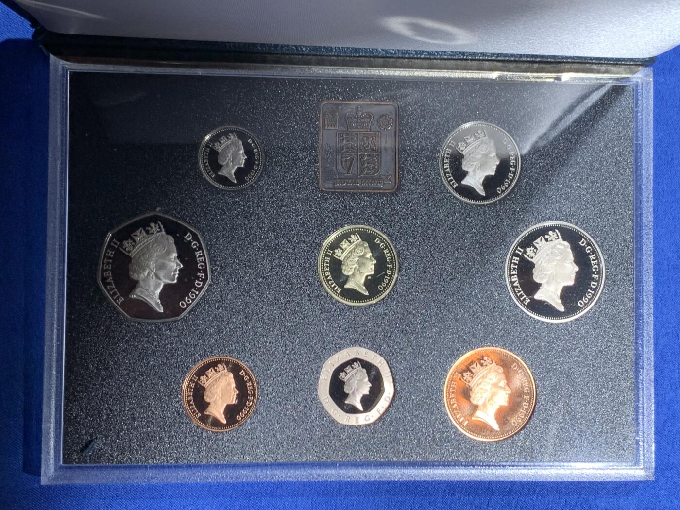 《竞宝斋》第460场 周日，周一，2场连拍 （全场包邮）欢迎送拍 英国1990年精制套币，带1枚1英镑威尔士韭葱精致纪念币，8枚币盒证齐全，品相精美，高档盒装