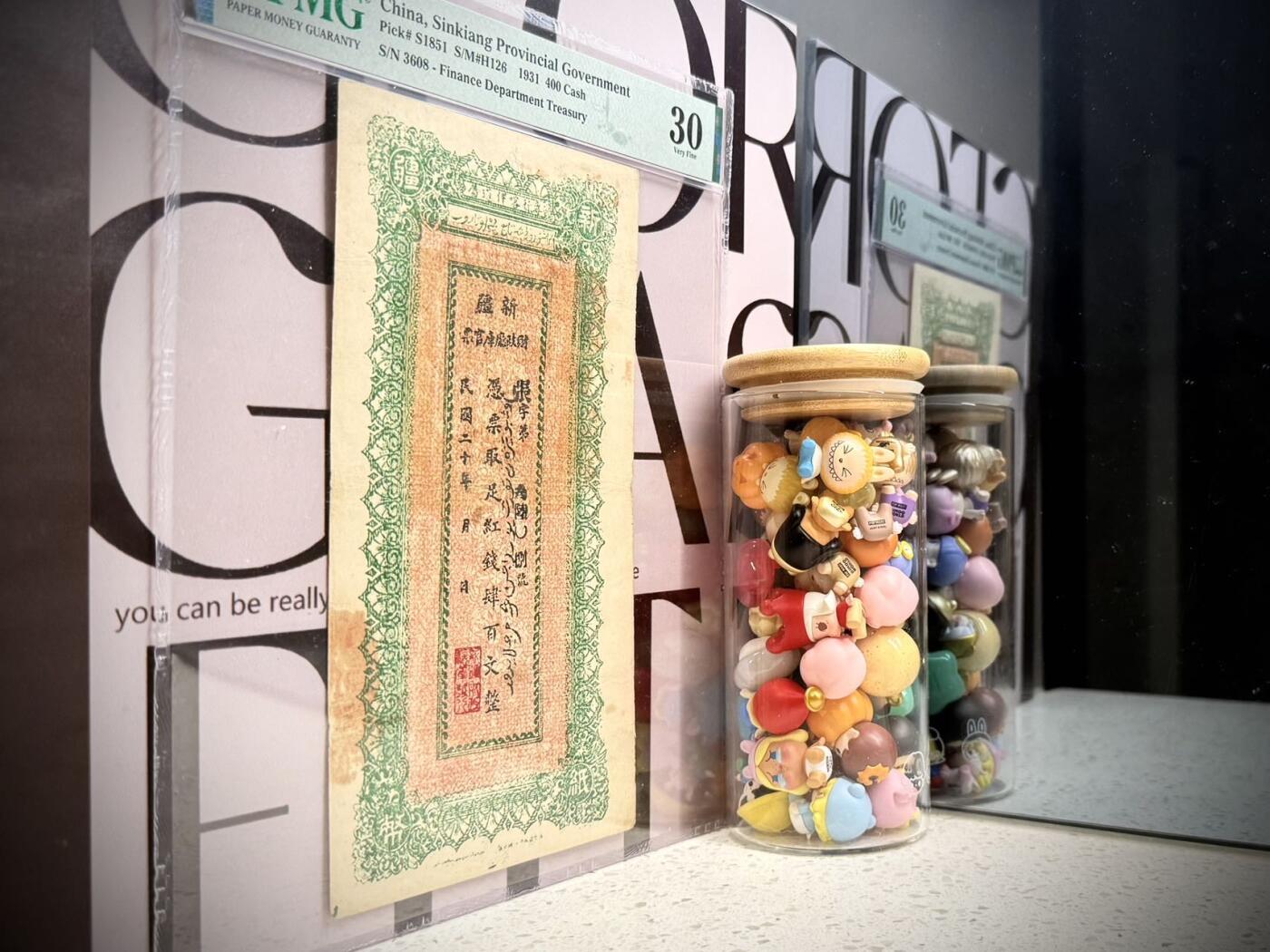 【乾奕收藏】出民国20年1931年新疆财政厅库官票当红票肆百文，大版评级壳，原始穿线打孔，号码全程无47，美国PMG30分，民国纸币经过80年能保存如此品相实属难得，喜欢的老板不要错过，评级币一切以分数为准，售出非假不退