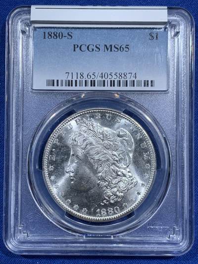 《竞宝斋》第460场 周日，周一，2场连拍 （全场包邮）欢迎送拍 - NGC MS65 美国 1880年s版 摩根银币 当下银价大涨 盒子背面支撑有磕 细节见图
