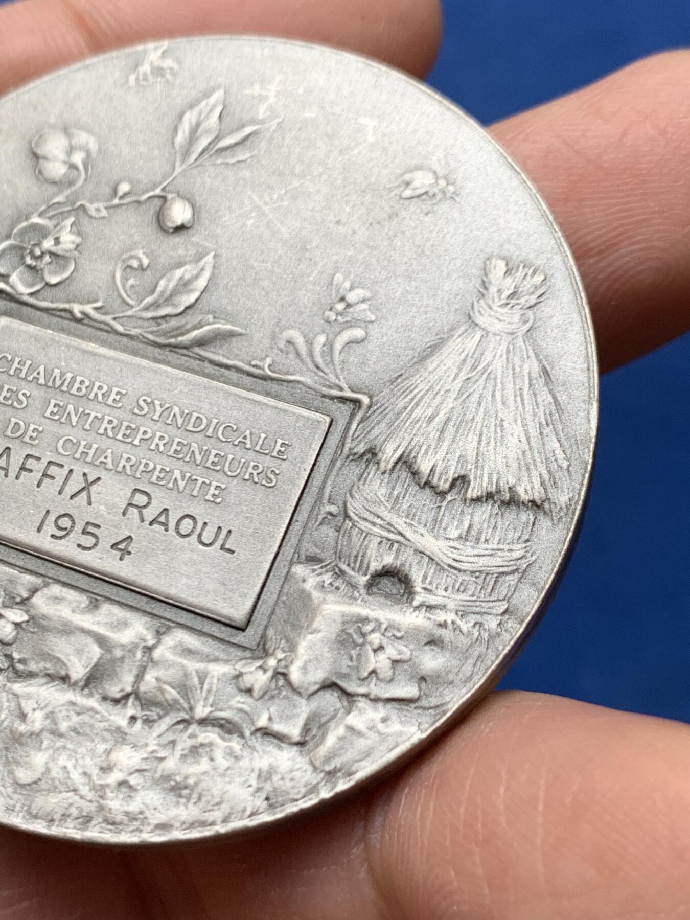 《竞宝斋》第460场 周日，周一，2场连拍 （全场包邮）欢迎送拍 法国1954年鲁昂市建筑业总工会镀银铜章，品相佳。直径50mm，重60.5g，丰饶角铜标。Coudray经典作品，刻画的是:玛丽安娜女神把棕榈枝送给抱着齿轮、代表着工业的女子，浪漫飘逸的新艺术风格作品。