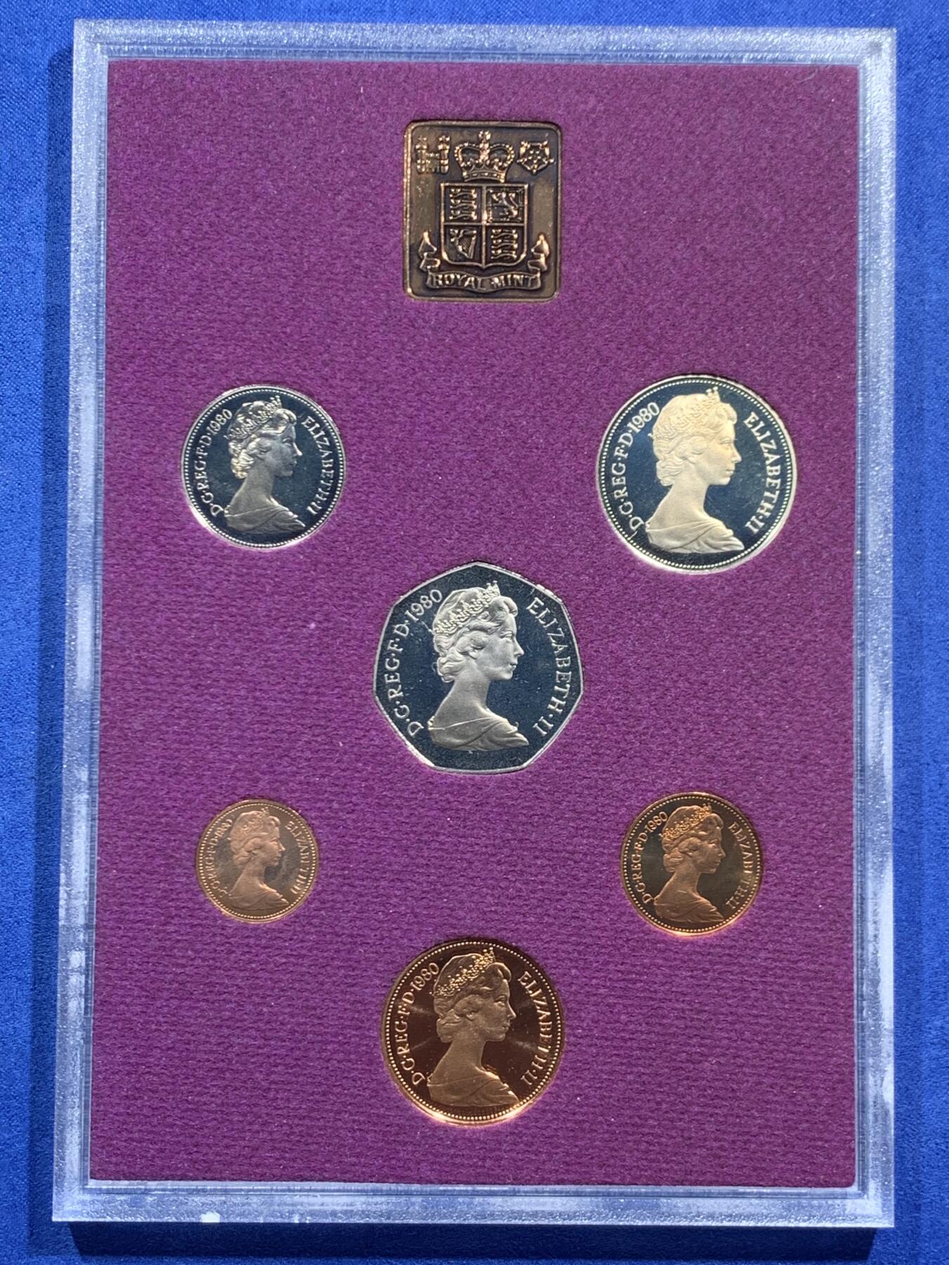 《竞宝斋》第460场 周日，周一，2场连拍 （全场包邮）欢迎送拍 英国1980年精制套币 礼品原装6枚币和1枚章