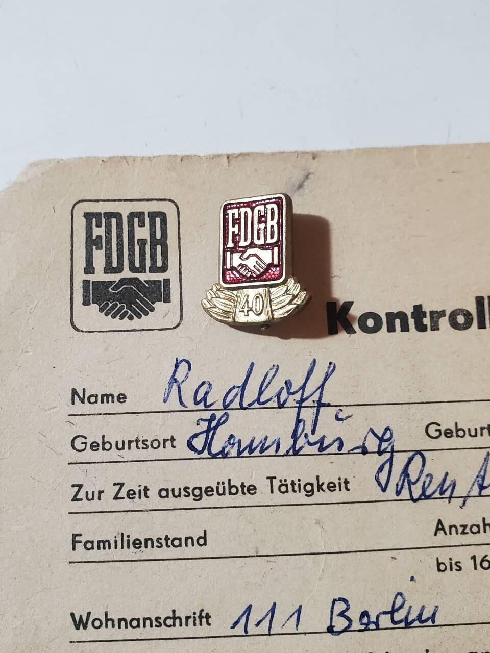 韵星假日拍卖第三十八期 -- Rimey Holidays Auction 38 民主德国工会40年荣誉成员证章 带临时证书一张 