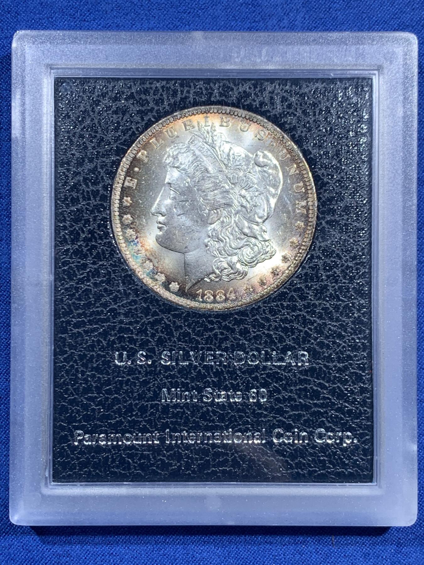 《竞宝斋》第460场 周日，周一，2场连拍 （全场包邮）欢迎送拍 美国 1884年 1美元 摩根币 少见“派拉蒙”集藏原盒 黑盒 环彩 底板光度十足 收藏佳品