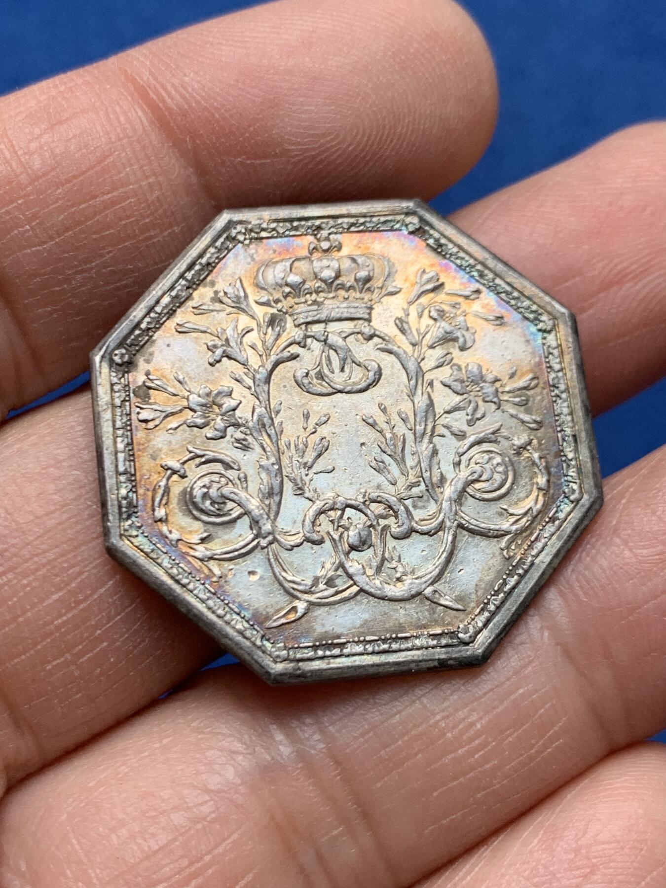 《竞宝斋》第460场 周日，周一，2场连拍 （全场包邮）欢迎送拍 法国17XX年路易十六皇家宝藏八角银章，背面花纹组成皇家纹章，原铸无边铭，31.5mm，12.4克