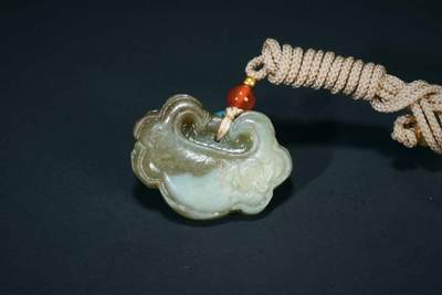 上海都达杂项专场三（全场包邮） - 天然和田玉精雕《莲花如意锁》挂件 附鉴定证书86-106