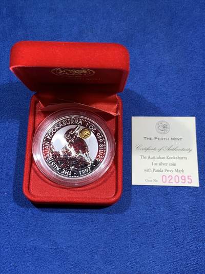 《竞宝斋》第460场 周日，周一，2场连拍 （全场包邮）欢迎送拍 - 澳大利亚 1997年 笑翠鸟 熊猫镶嵌银币 含纯银1盎司999银，镶嵌部分重约0.5克黄金，发行1.5万枚，为上海国际钱币展而发行，细节见图