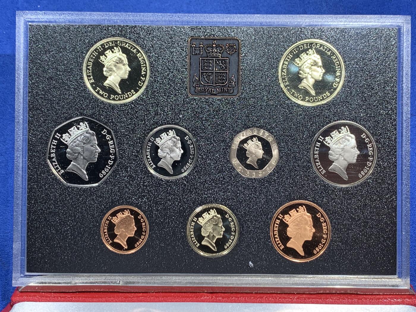 《竞宝斋》第460场 周日，周一，2场连拍 （全场包邮）欢迎送拍 英国1989年精制套币，带2枚2英镑权利法案300周年精致纪念币，9枚币，品相精美，高档盒装