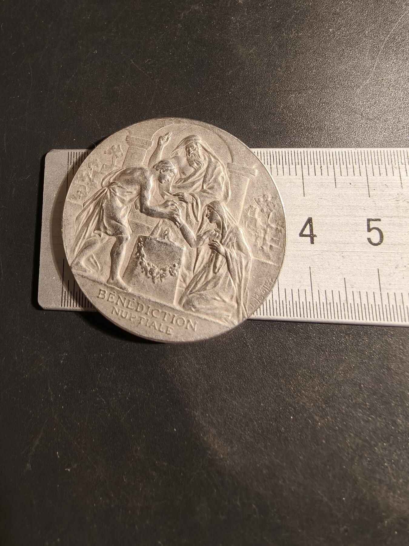 老王徽章第178期 法国婚礼银章    原盒    路易·波特大师经典名作五天使版本     1899年实发       950银     直径37mm     重量21.1g