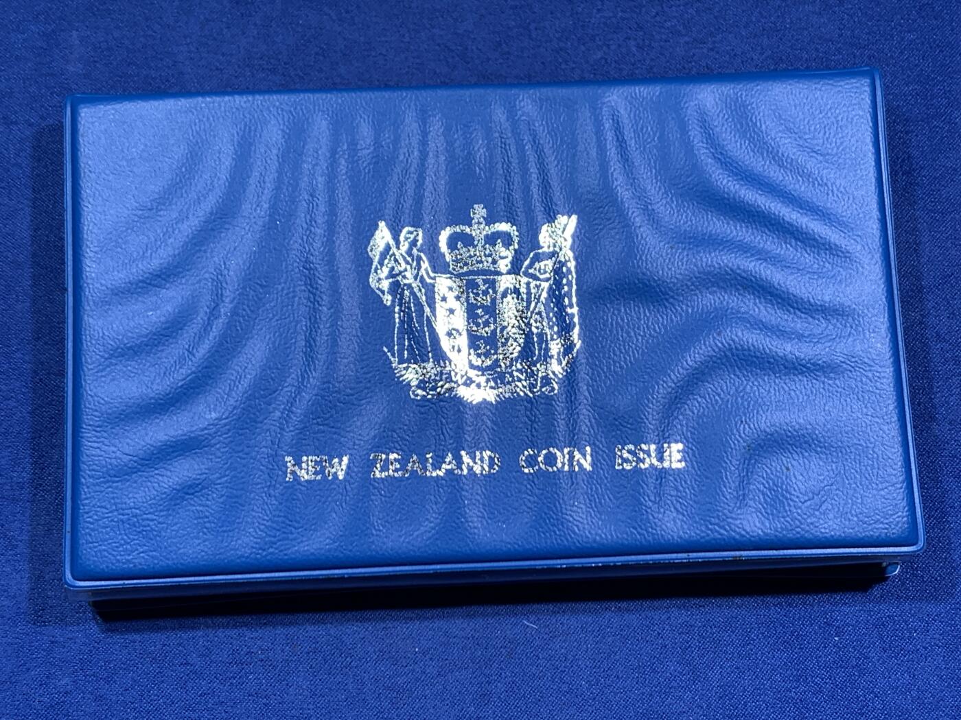 《竞宝斋》第460场 周日，周一，2场连拍 （全场包邮）欢迎送拍 新西兰1979年七枚装精制套币 含925大银币一枚