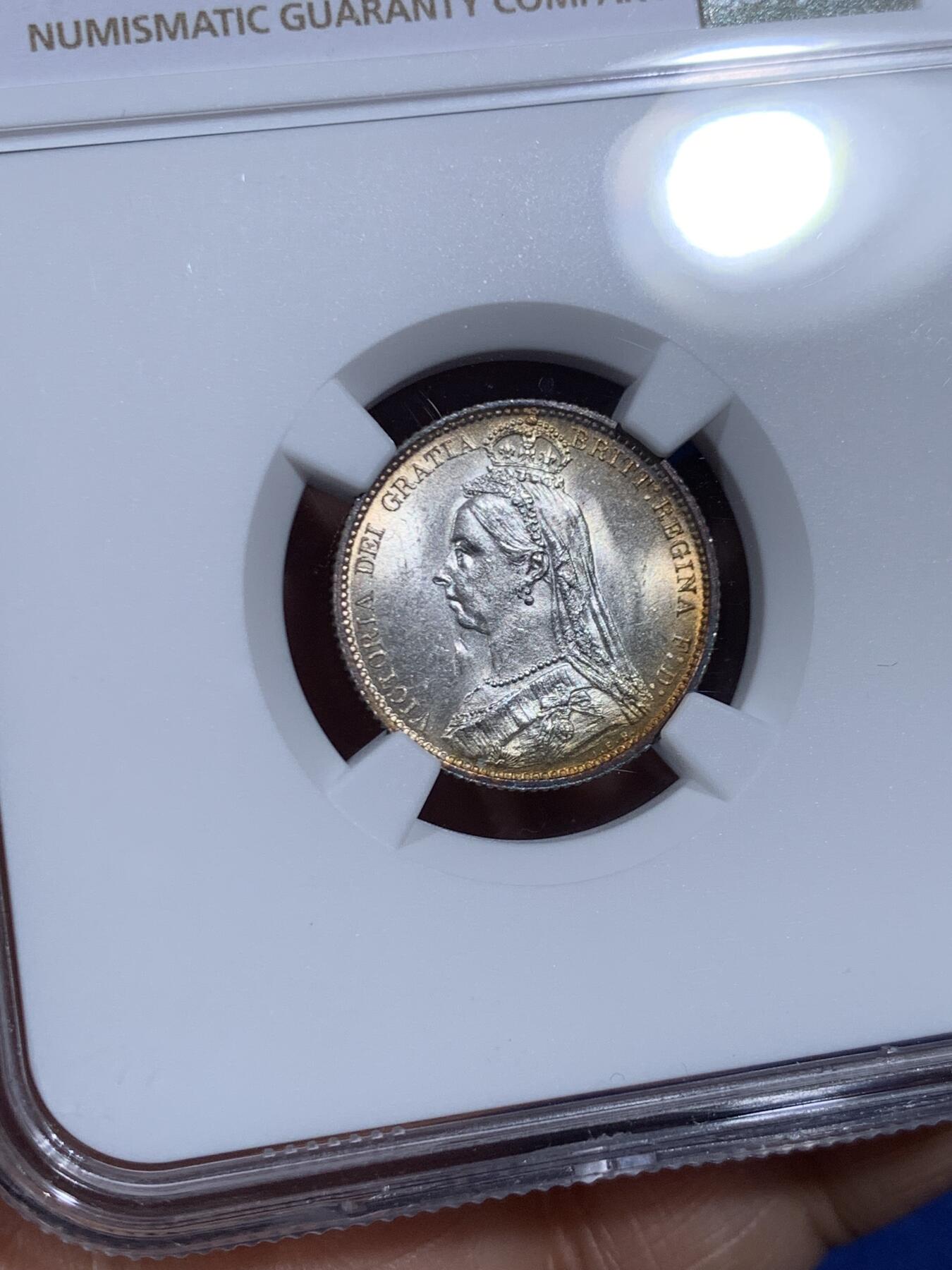 《竞宝斋》第460场 周日，周一，2场连拍 （全场包邮）欢迎送拍 NGC MS63 英国 1887年 维多利亚女王高冠6便士银币 转光强烈 包浆好看