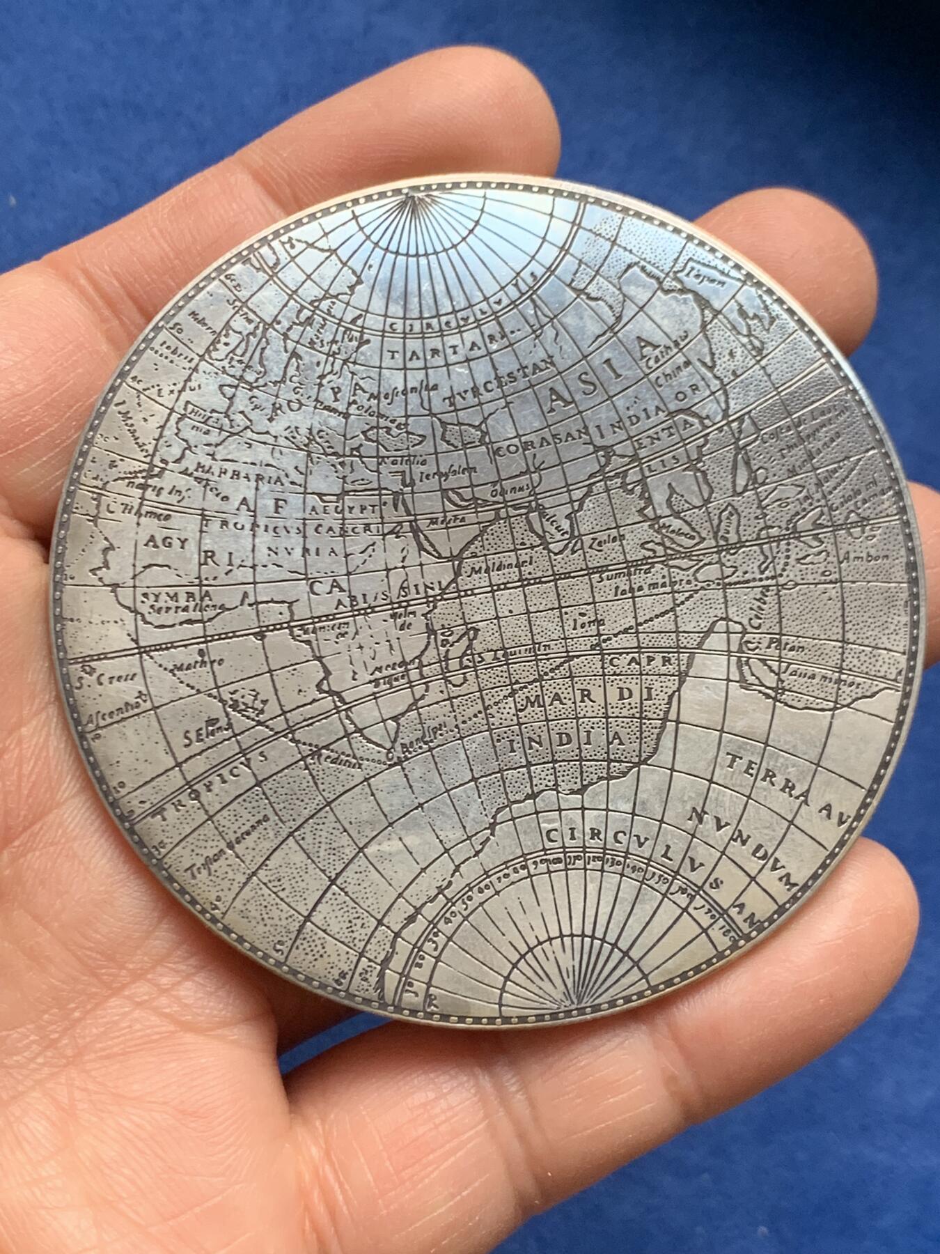 《竞宝斋》第460场 周日，周一，2场连拍 （全场包邮）欢迎送拍 英国世界地图大银章 80.2克 68.5mm 带原盒