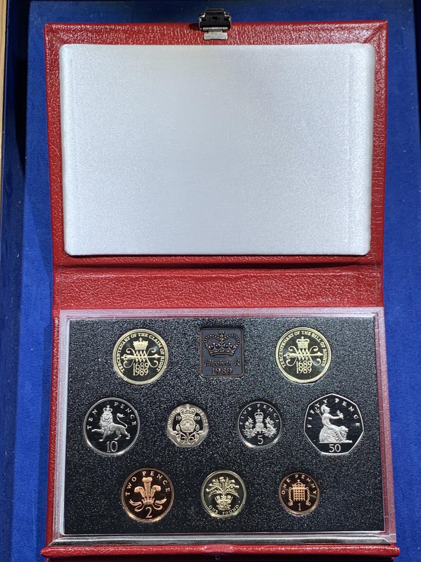 《竞宝斋》第460场 周日，周一，2场连拍 （全场包邮）欢迎送拍 英国1989年精制套币，带2枚2英镑权利法案300周年精致纪念币，9枚币，品相精美，高档盒装