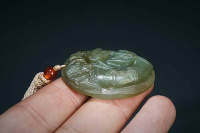 上海都达杂项专场三十四【年后发货全场包邮】  天然和田玉精雕《祝福》挂件 附鉴定证书86-101