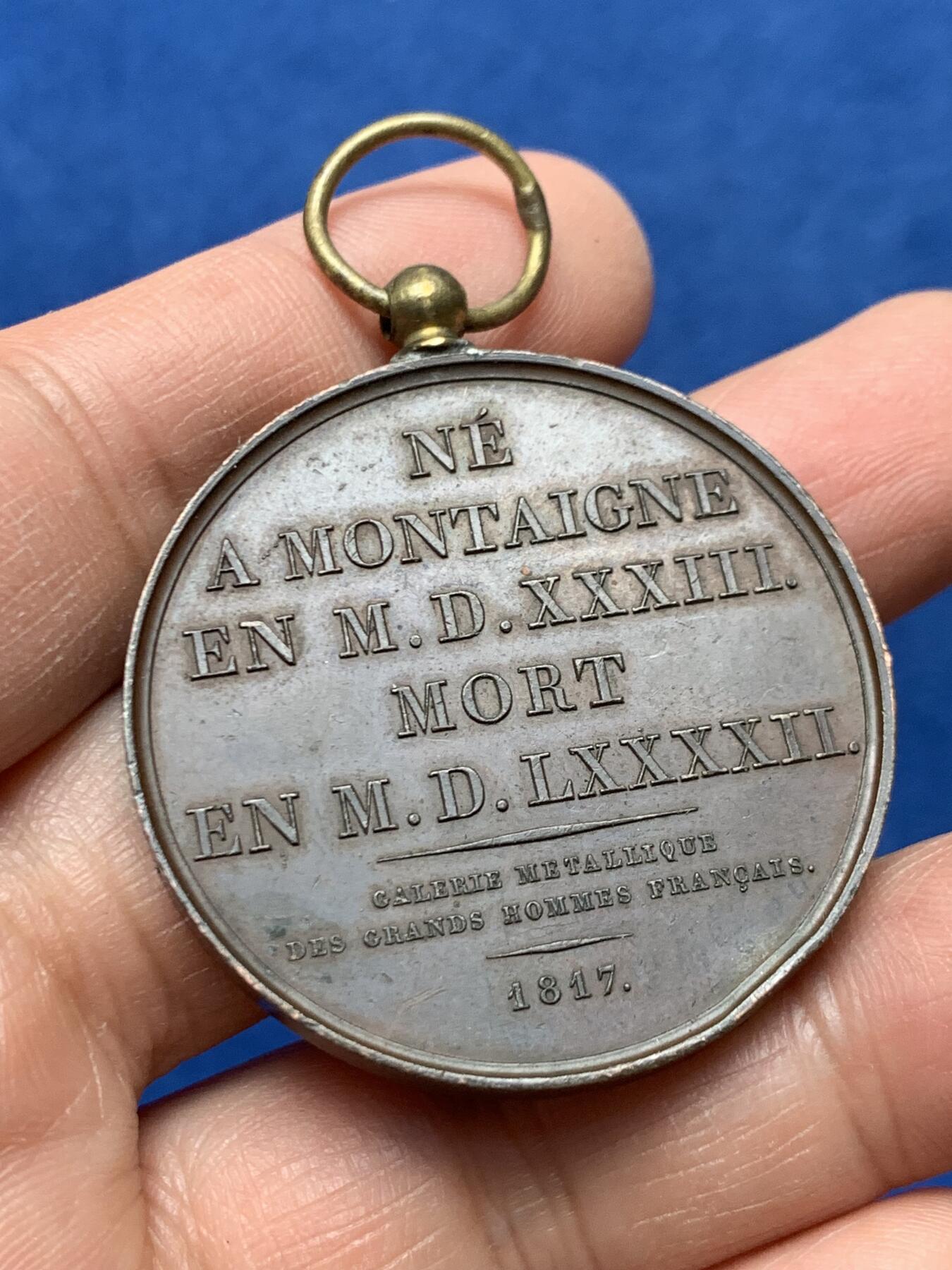 《竞宝斋》第460场 周日，周一，2场连拍 （全场包邮）欢迎送拍 法国名人米歇尔·德·蒙田纪念铜章，该章是法国“伟大人物金属画廊”系列的一部分，纪念的是文艺复兴时期的法国哲学家/作家-蒙田，他以其《随笔集》而闻名于世。37.35克，40.6mm，高浮雕，细节见图。