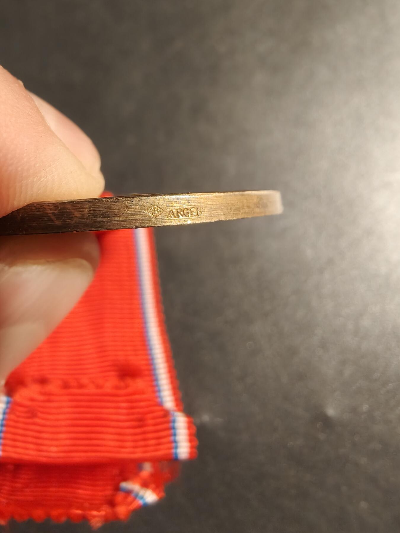 老王徽章第178期 法国金级公共工程企业家联合会奖章    1973年实发   950银镀金     30g    