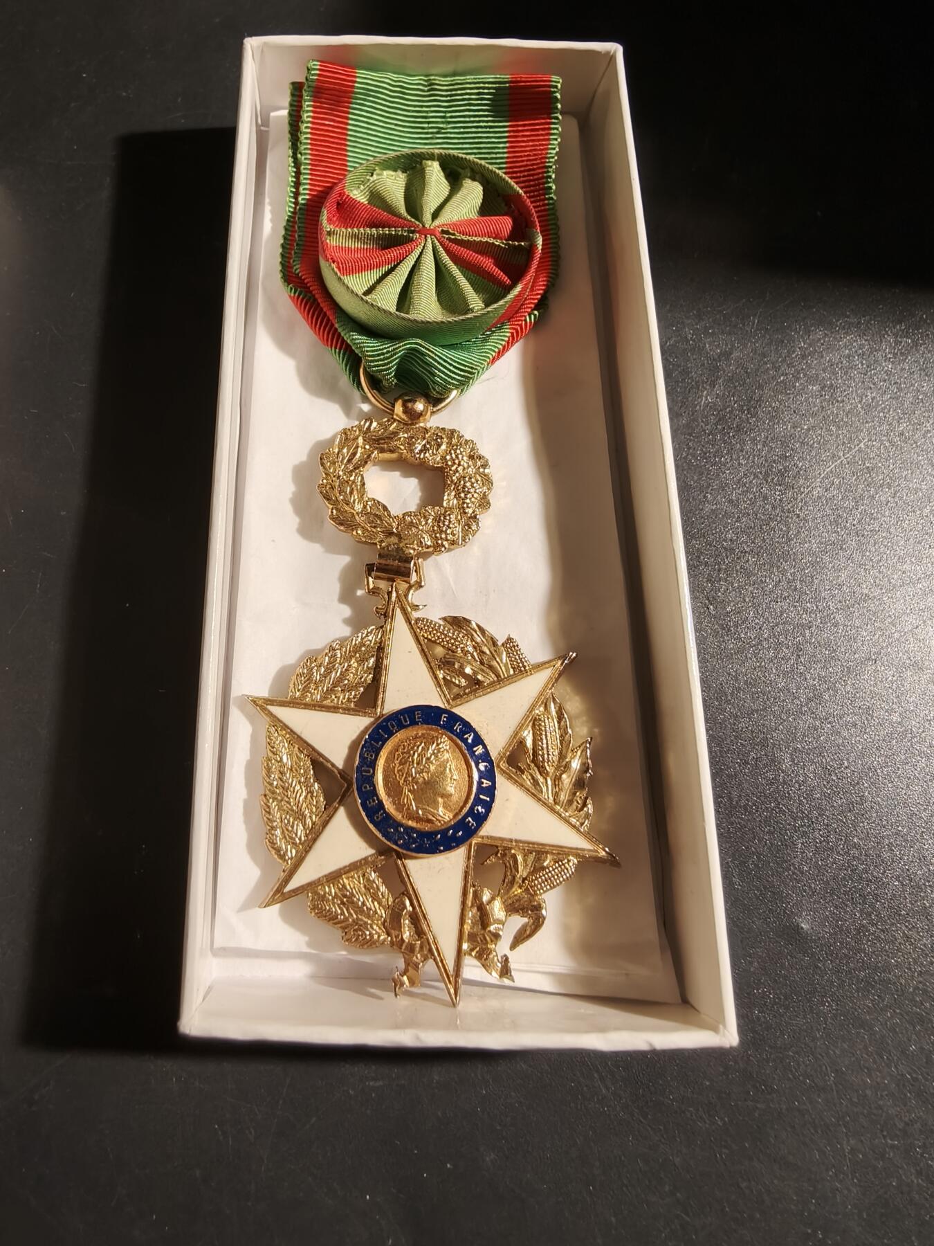 老王徽章第178期 法国军官级农业功绩勋章    原盒    珠宝商巴克维尔之家制造