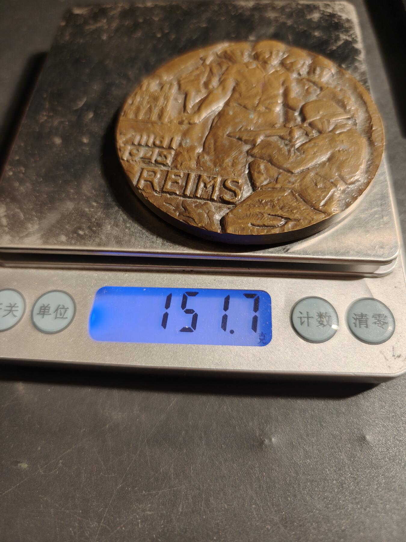 老王徽章第178期 法国1945年3月解放兰斯市大铜章    原盒，盒子卡扣损坏      直径66mm     重量151.7g