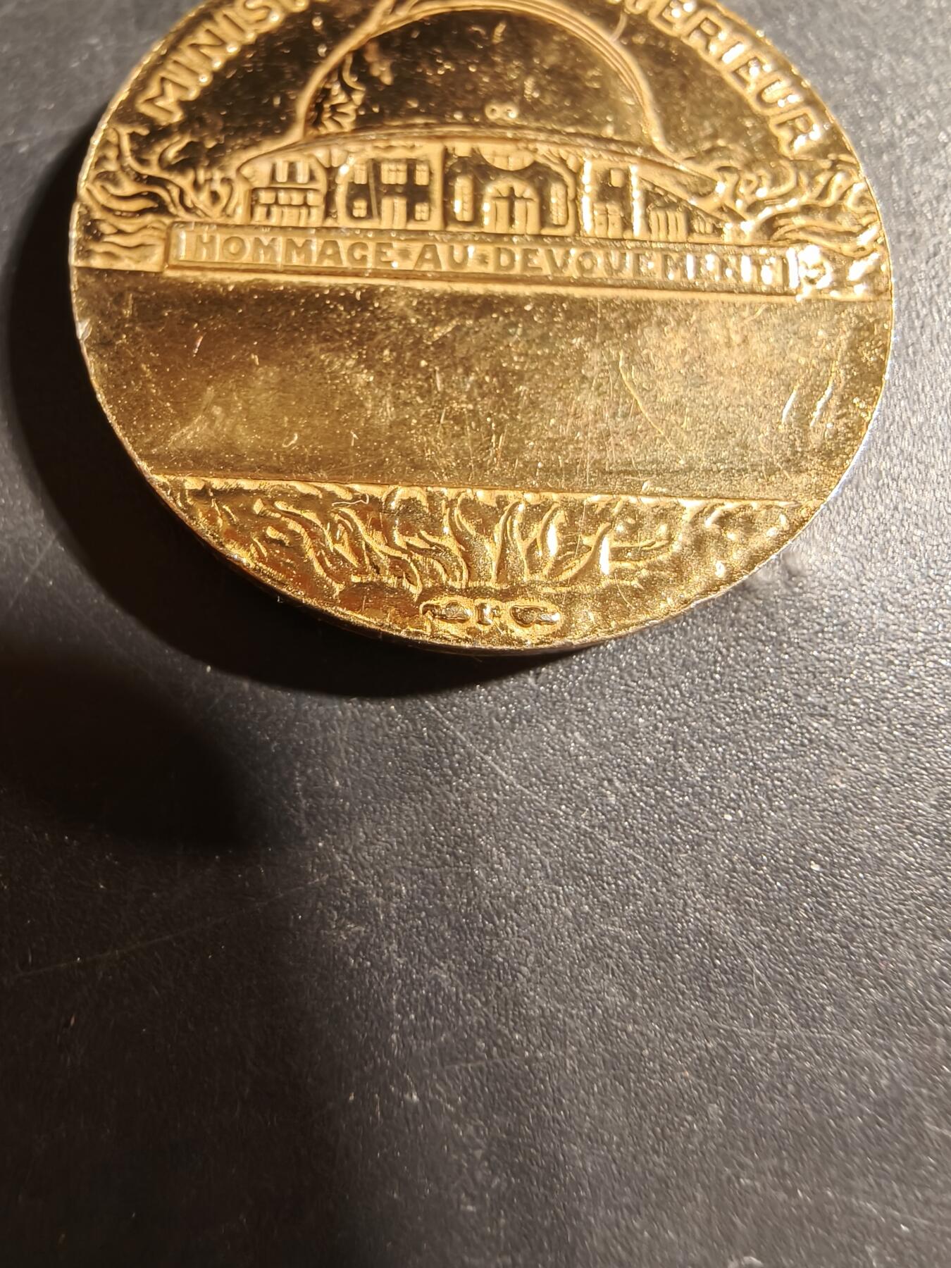 老王徽章第178期 法国金级消防员服役奖章     硬纸盒      925银镀金      21.2g