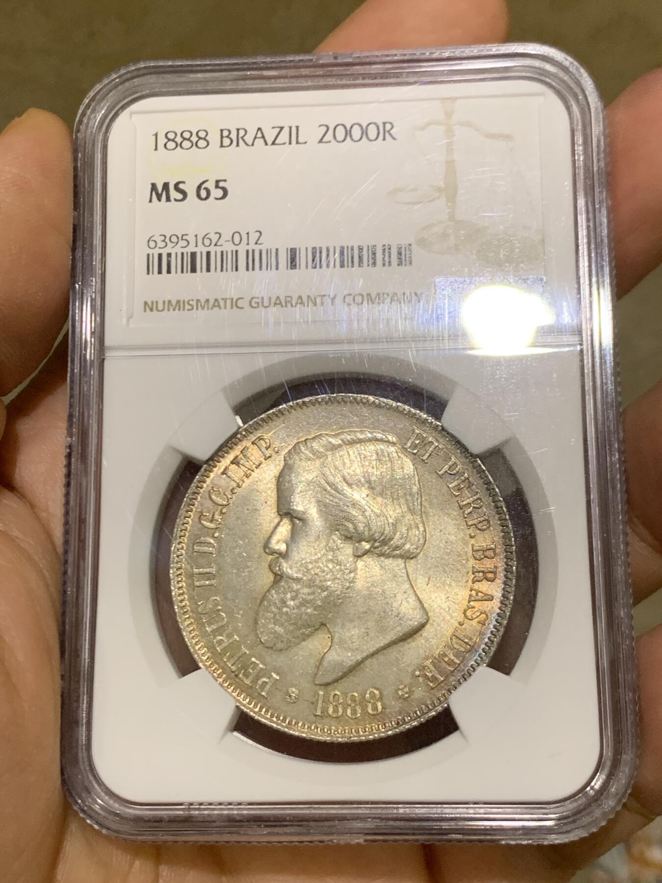 《竞宝斋》第460场 周日，周一，2场连拍 （全场包邮）欢迎送拍 NGC MS65 巴西1888年佩德罗二世2000瑞斯银币 顶级原光五彩 丝绸底板 高分稀少 1888发财年份