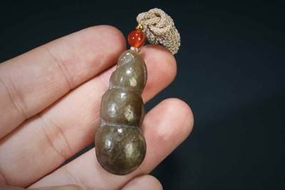 上海都达杂项专场三十四【年后发货全场包邮】  天然和田玉精雕《福豆》挂件 附鉴定证书86-107