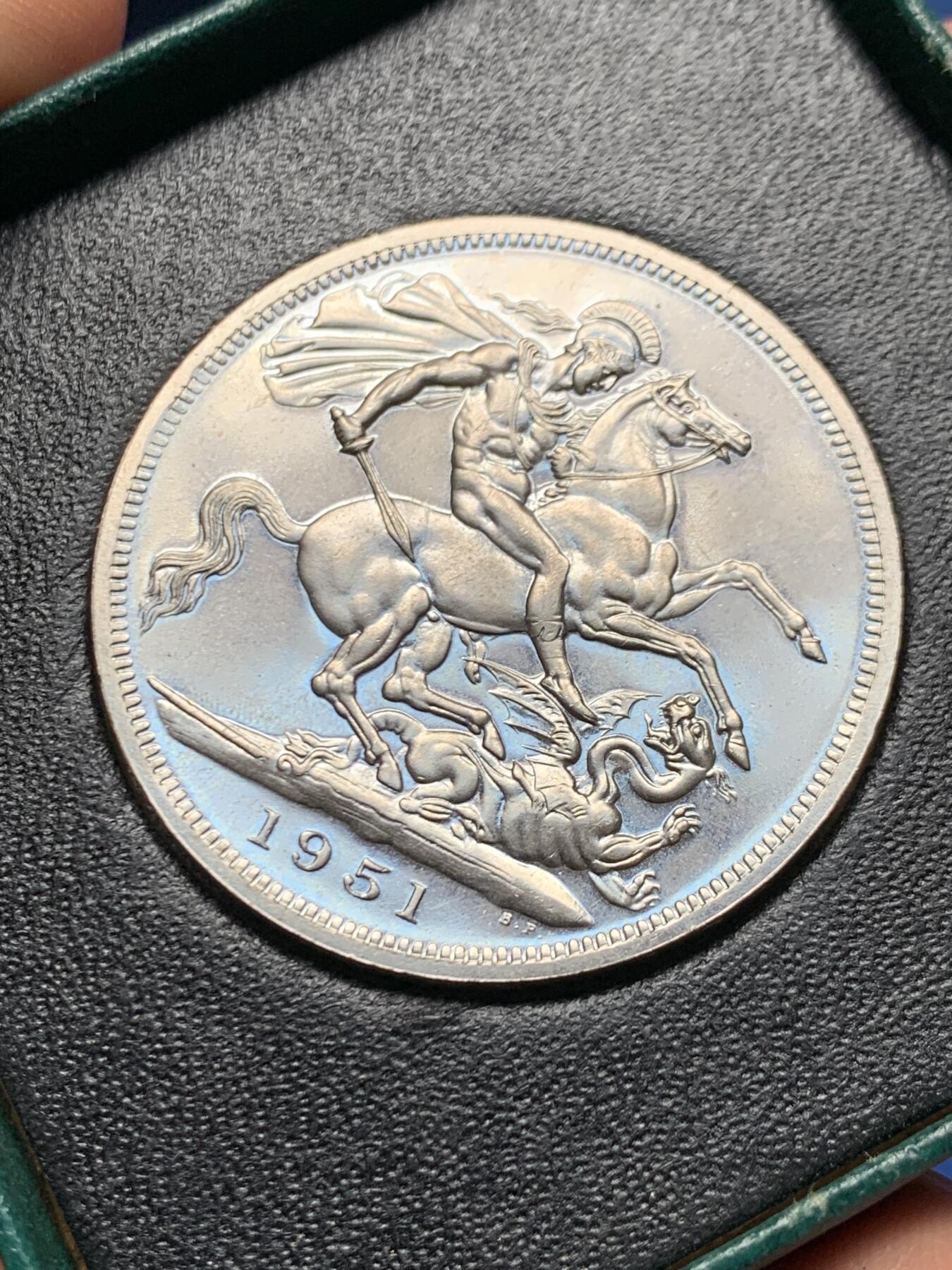 《竞宝斋》第460场 周日，周一，2场连拍 （全场包邮）欢迎送拍 英国 1951年 乔治六世马剑克朗纪念币 最后的镍马剑 状态很不错 带原盒（盒子有损）原证书