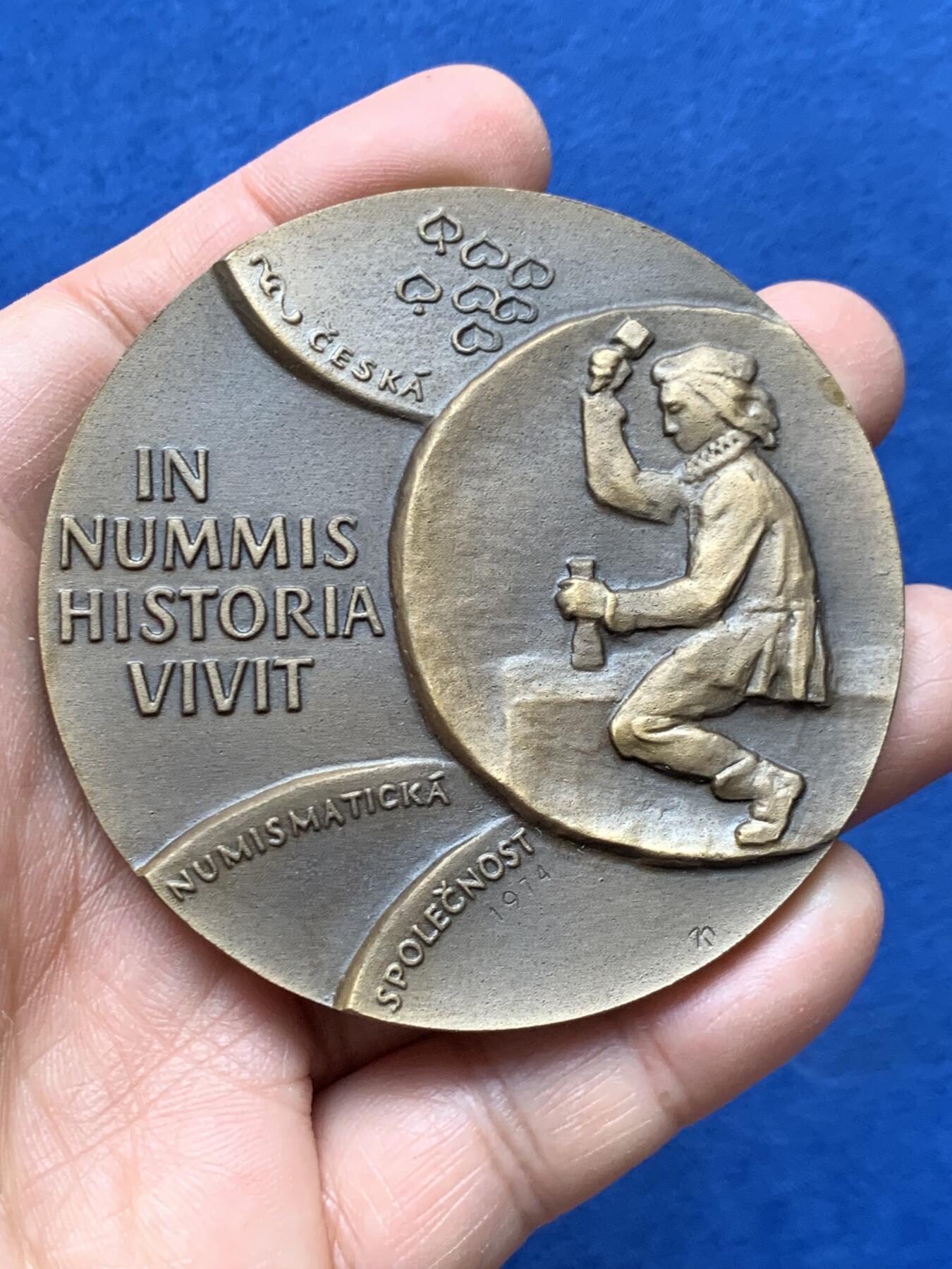 《竞宝斋》第460场 周日，周一，2场连拍 （全场包邮）欢迎送拍 捷克斯洛伐克钱币学会纪念章 正面为该协会创始人爱德华·菲亚拉 142.6克 69.3mm