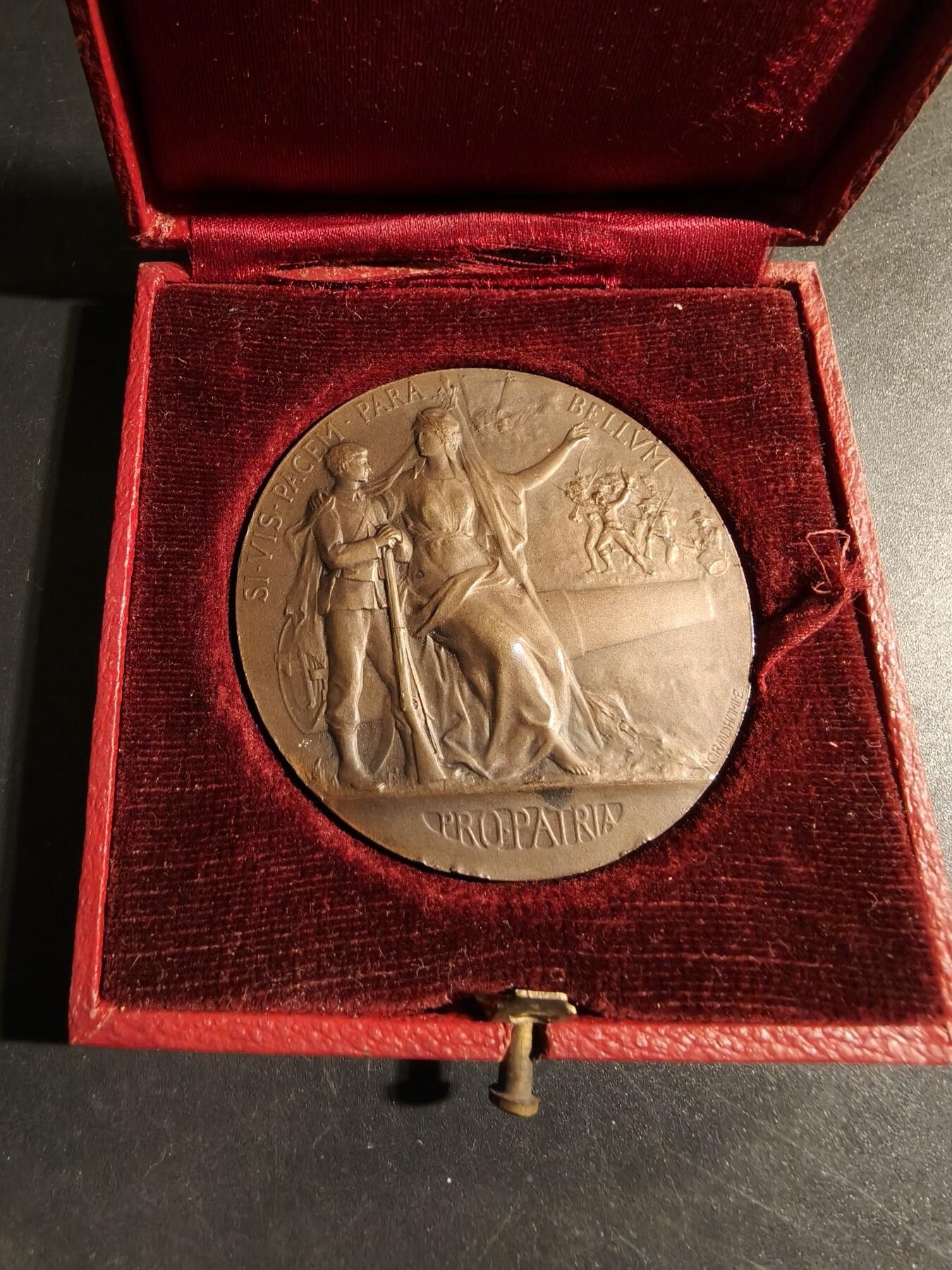 老王徽章第178期 法国战争部战争准备大铜章     原盒     大师Grandhomme作品      直径50mm    重量65.2g