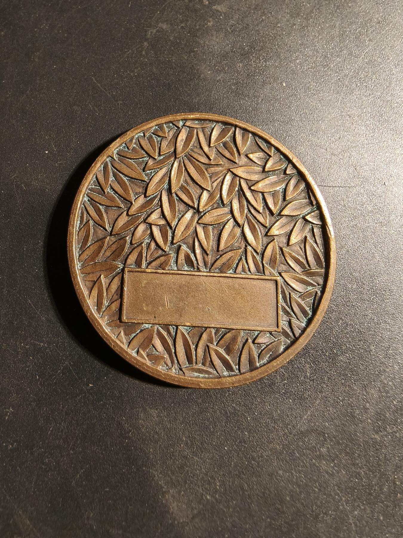 老王徽章第178期 法国古典运动大铜章    原盒    投掷铁饼、铅球、标枪     直径40mm    重量27.6g