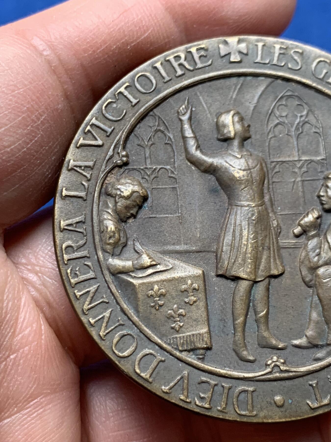 《竞宝斋》第460场 周日，周一，2场连拍 （全场包邮）欢迎送拍 圣女贞德在普瓦捷的自省500周年纪念铜章 正方形铜标 57.3克 49.6mm