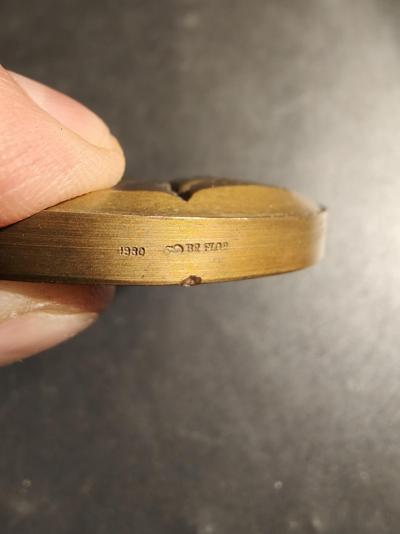 老王徽章第178期 法国二战塔西尼元帅大铜章    原盒高浮雕     大师图灵作品     直径72mm    重量200g