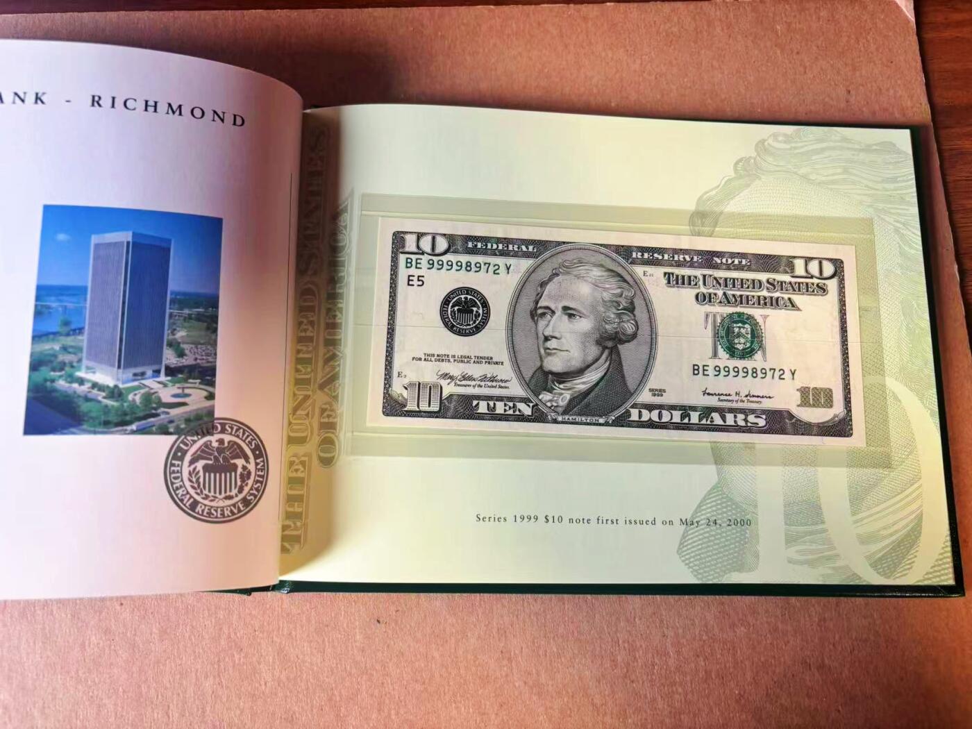 【Blue Auction】世界纸币精拍第777期——18级TOP拍卖/信誉/品质/专业/高效💫  【12区99998972全同号 新版美元首发纪念 BEP原装皮册】美国1999年10美金 内含财政部长签名及各储备区银行图文介绍 仅2000套 全新UNC