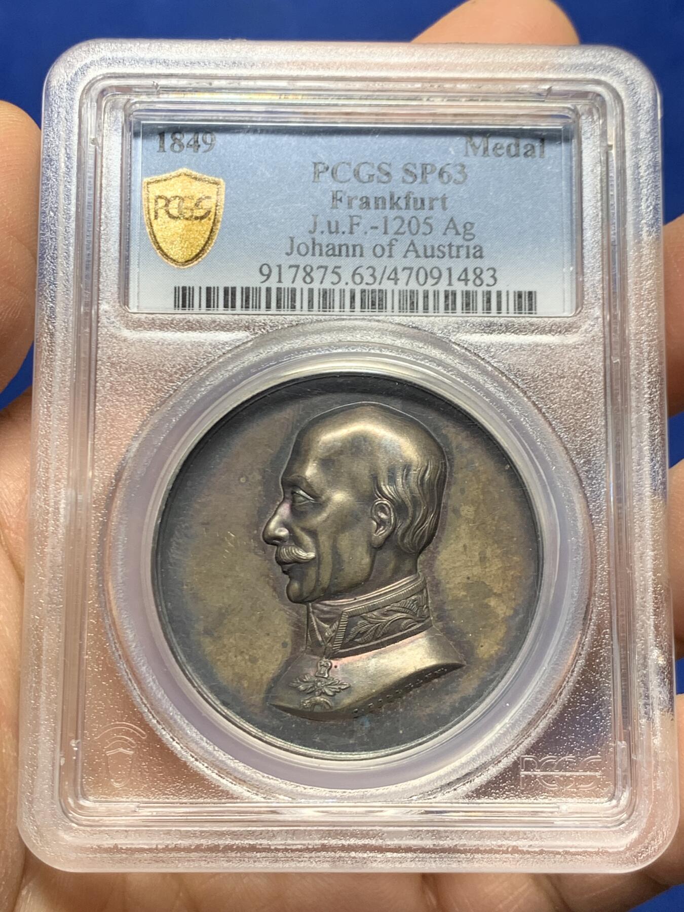 《竞宝斋》第460场 周日，周一，2场连拍 （全场包邮）欢迎送拍 PCGS SP63 德国1849年奥地利大公约翰纪念银章，该章是法兰克福自由市表彰其在德意志邦联议会中的贡献。大公约翰是奥地利哈布斯堡家族成员，在1848年革命期间被选为德意志邦联的摄政王，负责协调各邦国事务。加厚盒，盒子有裂，包浆五彩，细节见图。