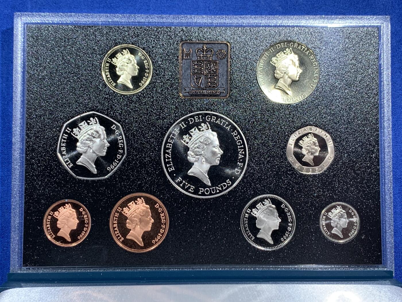 《竞宝斋》第460场 周日，周一，2场连拍 （全场包邮）欢迎送拍 英国1996年精制套币，带1枚5英镑女王70大寿精致纪念币，1枚2英镑欧洲杯精致纪念币，1枚1英镑凯尔特十字精致纪念币，9枚币盒证齐全，品相精美，高档盒装