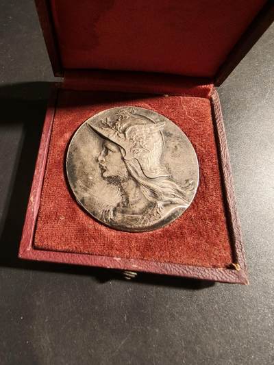 老王徽章第178期 - 法国图书行业协会镀银大铜章    原盒     正面为公鸡头马丽安娜     直径45mm     重量45.2g