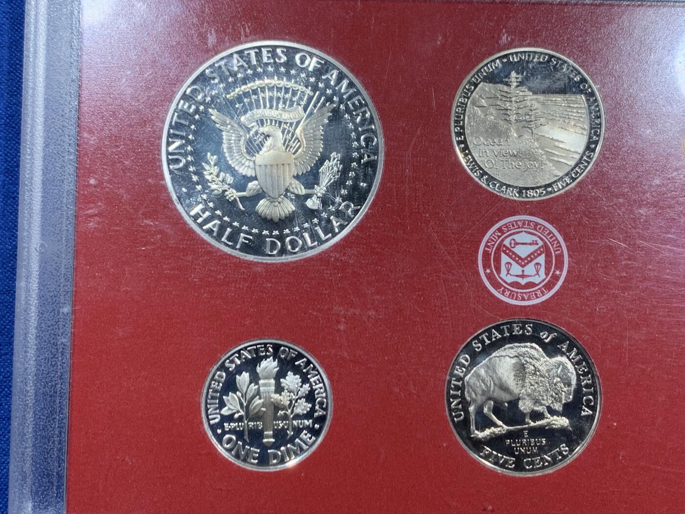 《竞宝斋》第460场 周日，周一，2场连拍 （全场包邮）欢迎送拍 美国2005年精制含银套币，包含50美分和10美分精制银币