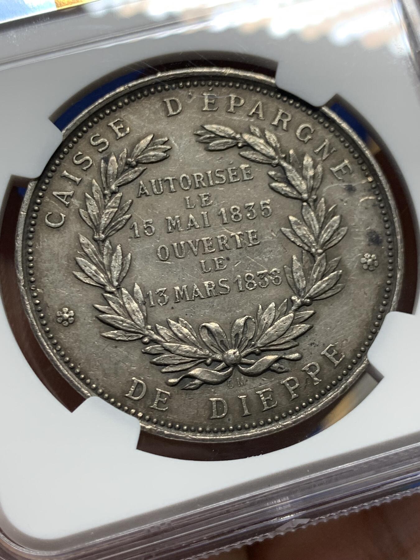 《竞宝斋》第460场 周日，周一，2场连拍 （全场包邮）欢迎送拍 NGC MS62 法国双美人鱼银章大热款 图案寓意:正面双美人鱼、帆船、城堡，呼应迪耶普“港口城市”属性(海洋元素+城市徽章)