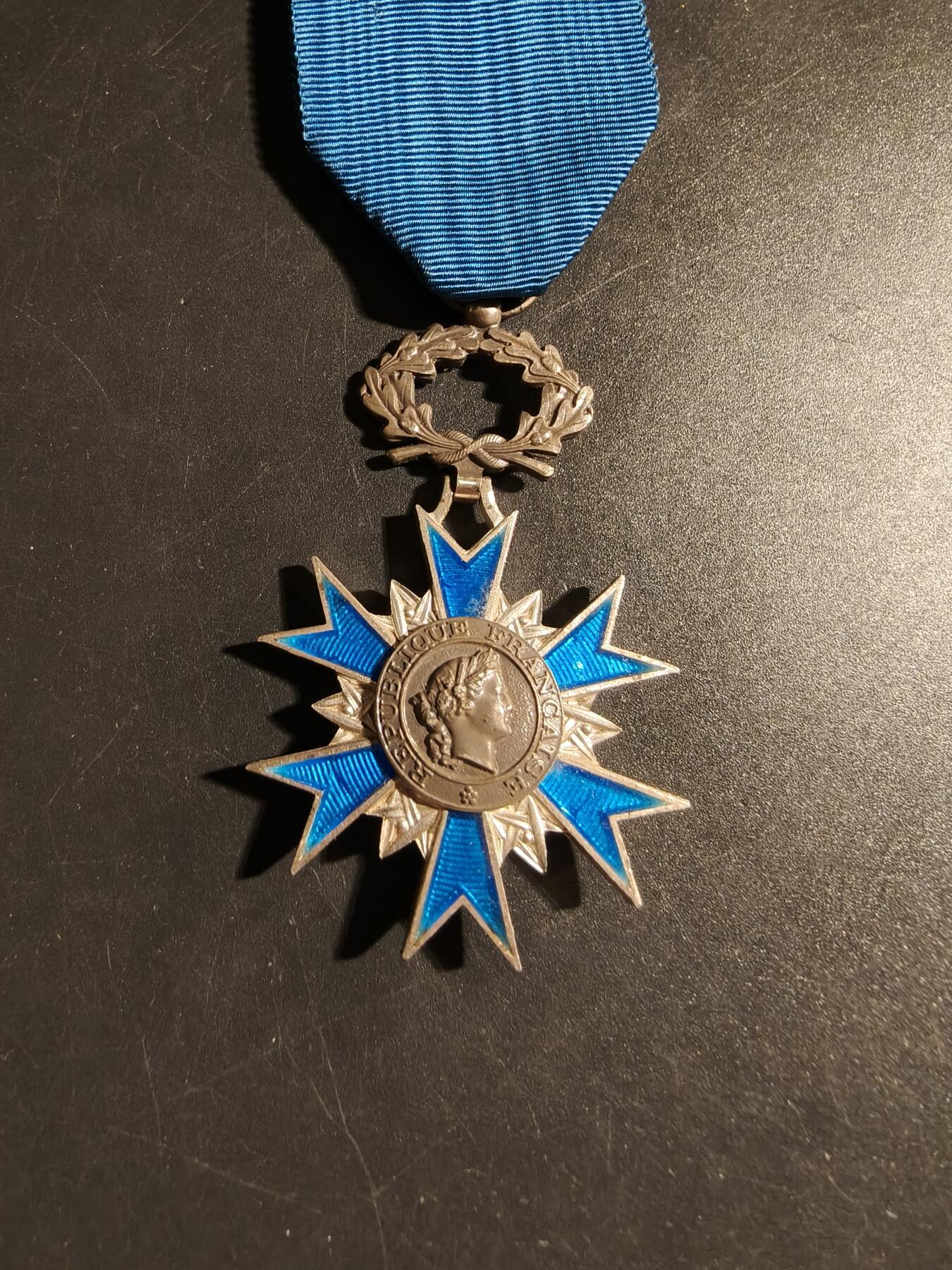 老王徽章第178期 法国骑士级国家功勋勋章    950银质珐琅    原盒      24g