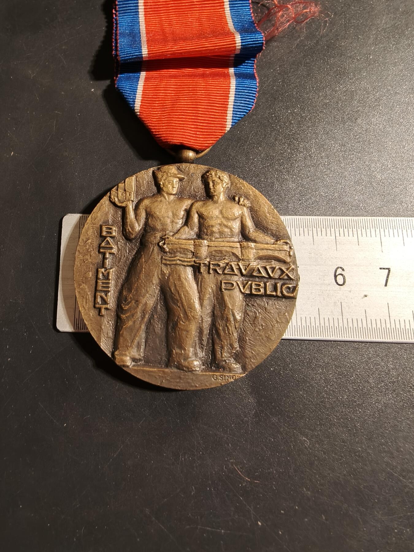 老王徽章第178期 法国铜级罗纳河口省建筑与公共工程联合会良好服务奖章      实发    直径50mm    重量61.7g
