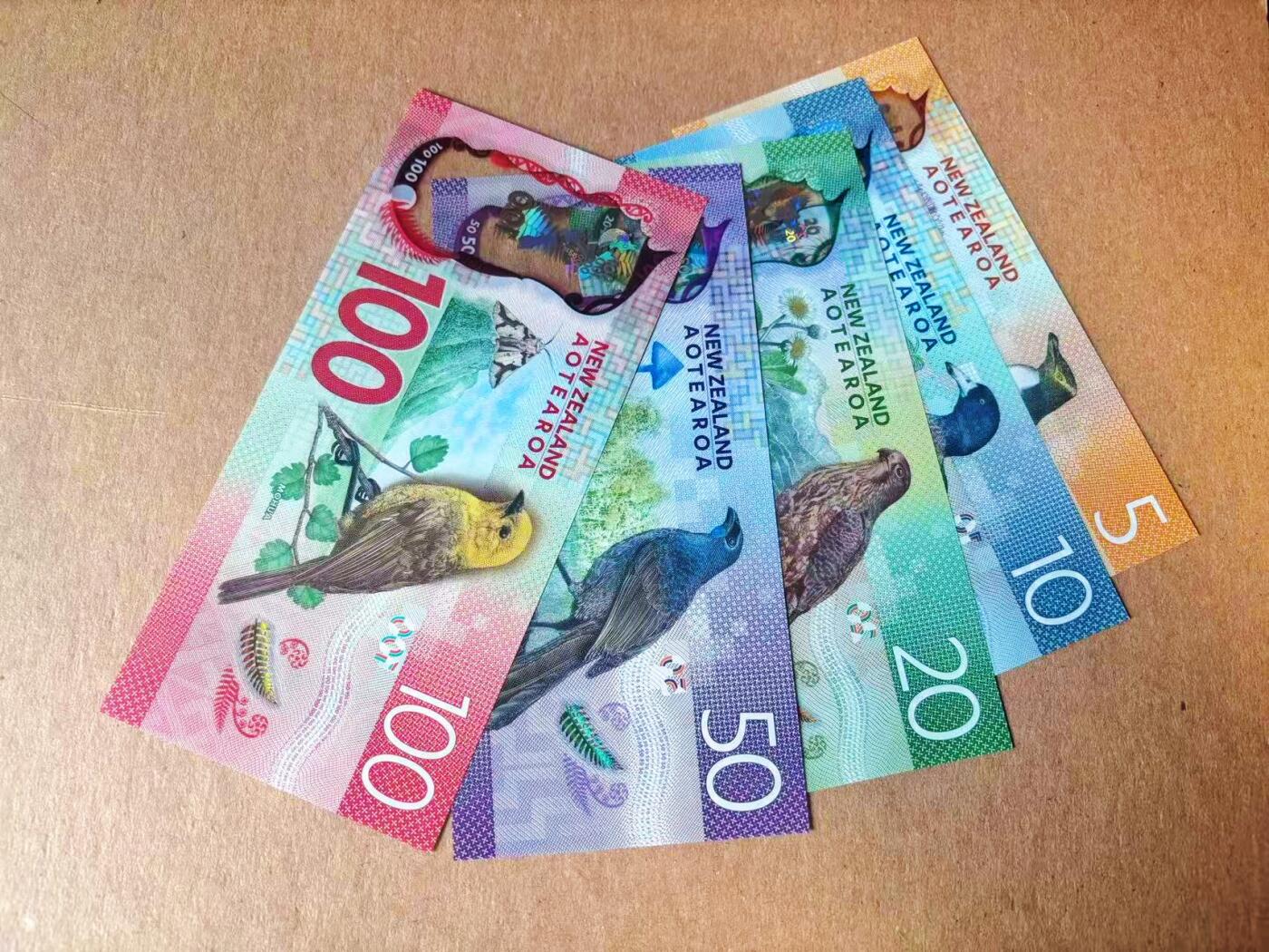 【Blue Auction】世界纸币精拍第777期——18级TOP拍卖/信誉/品质/专业/高效💫 【带册 一组5张AA冠905全同小号套 含获奖钞】新西兰5-100元 全新UNC 塑料钞