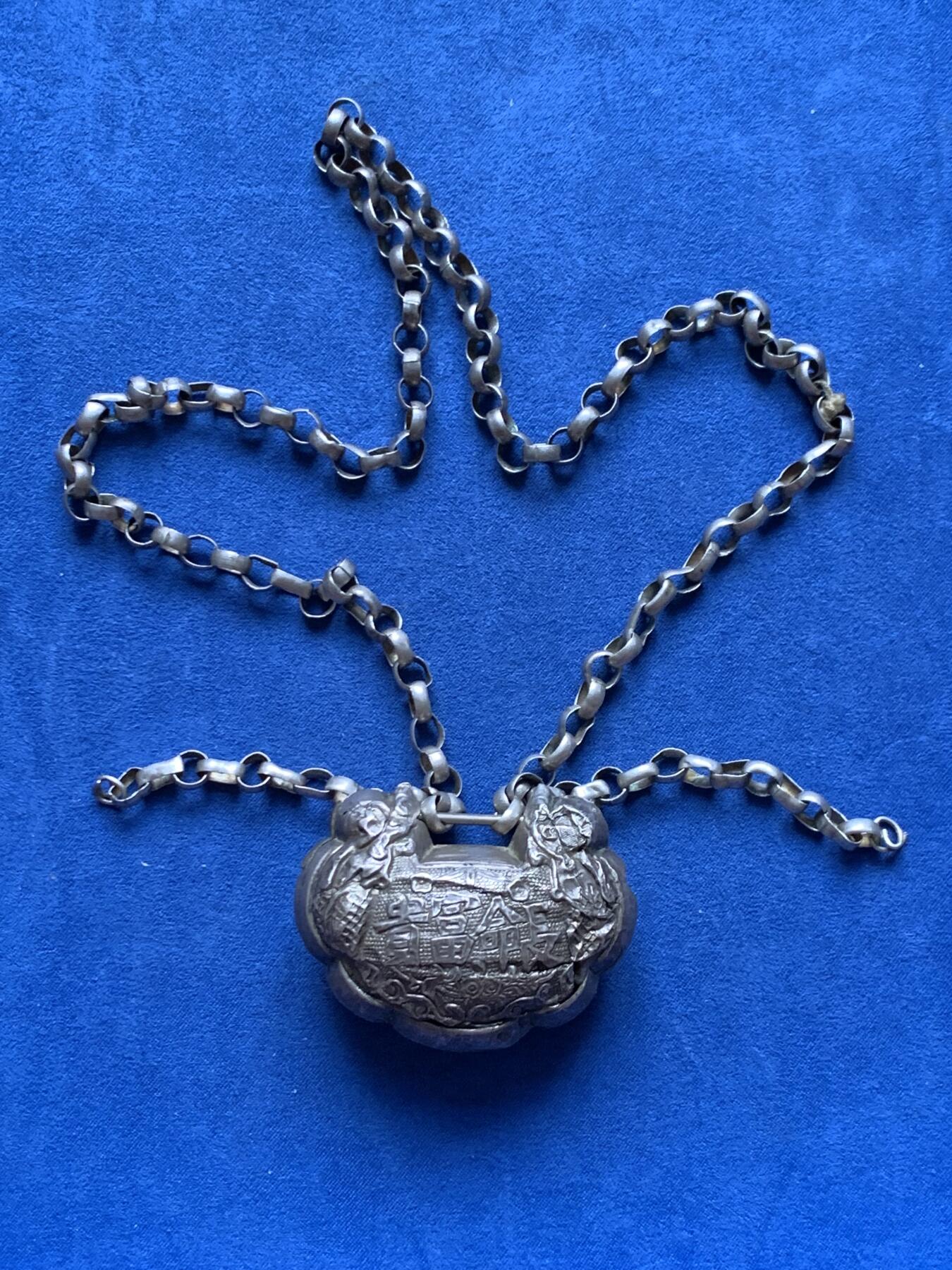 《竞宝斋》第460场 周日，周一，2场连拍 （全场包邮）欢迎送拍 清代民国老银锁 约925银 66.9克 有款看不太清了