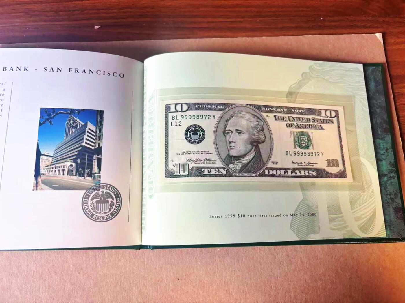 【Blue Auction】世界纸币精拍第777期——18级TOP拍卖/信誉/品质/专业/高效💫  【12区99998972全同号 新版美元首发纪念 BEP原装皮册】美国1999年10美金 内含财政部长签名及各储备区银行图文介绍 仅2000套 全新UNC