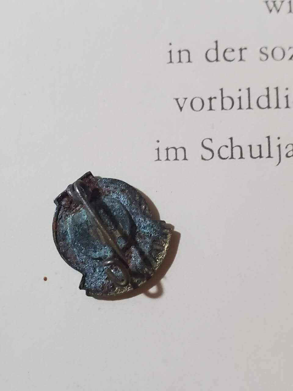 韵星假日拍卖第三十八期 -- Rimey Holidays Auction 38 民主德国社会主义建设功勋活动家证章+社会主义积极学习证书一套 主管亲签