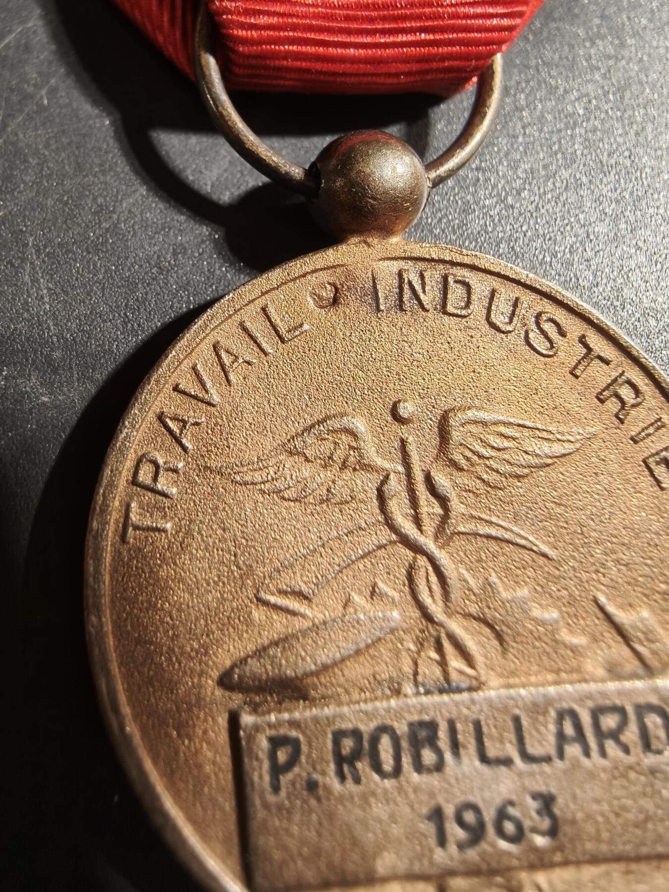 老王徽章第178期 法国金级劳动荣誉奖章    大师里维特版本     螃蟹银标     银镀金1963年实发      13.2g 