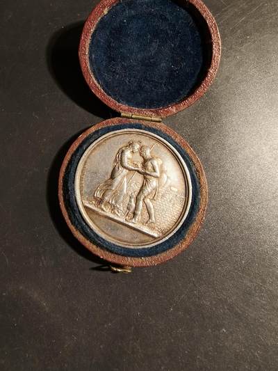 老王徽章第178期 - 法国婚礼印章    大尺寸    原盒     950银带边铭背铭   1858年实发     直径36mm     重量22.5g     