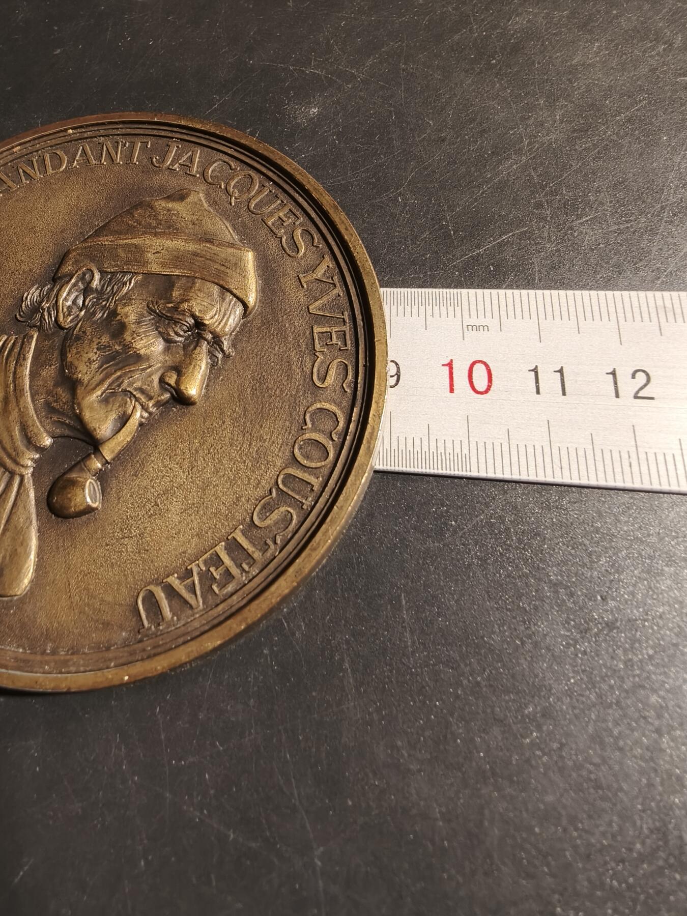 老王徽章第178期 法国罗伯特拉丰特出版社海军探险家雅克·库斯托纪念章 原盒     直径90mm     重量215.5g