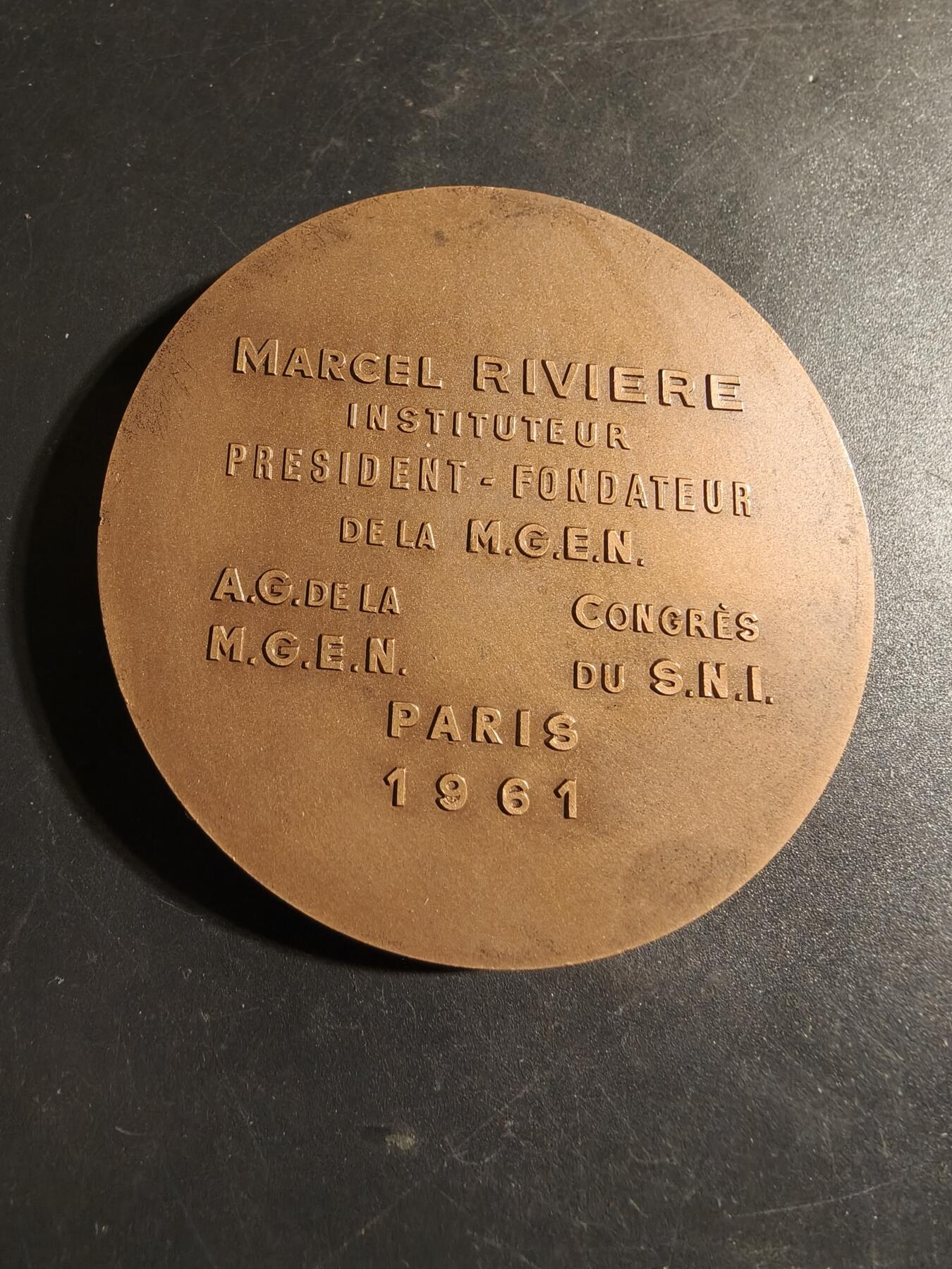 老王徽章第178期 法国全国教育互助会创始人兼主席马塞尔·里维埃大铜章     原盒64mm    重量164.7g     直径