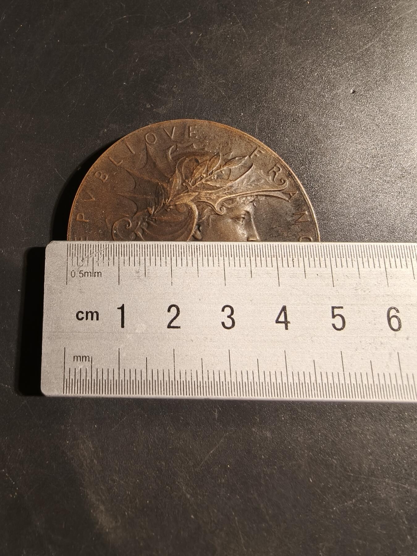 老王徽章第178期 法国战争部射击竞赛大铜章     大师亨利杜布瓦作品     戎装玛丽安娜      直径50mm     重量55.8g     原盒